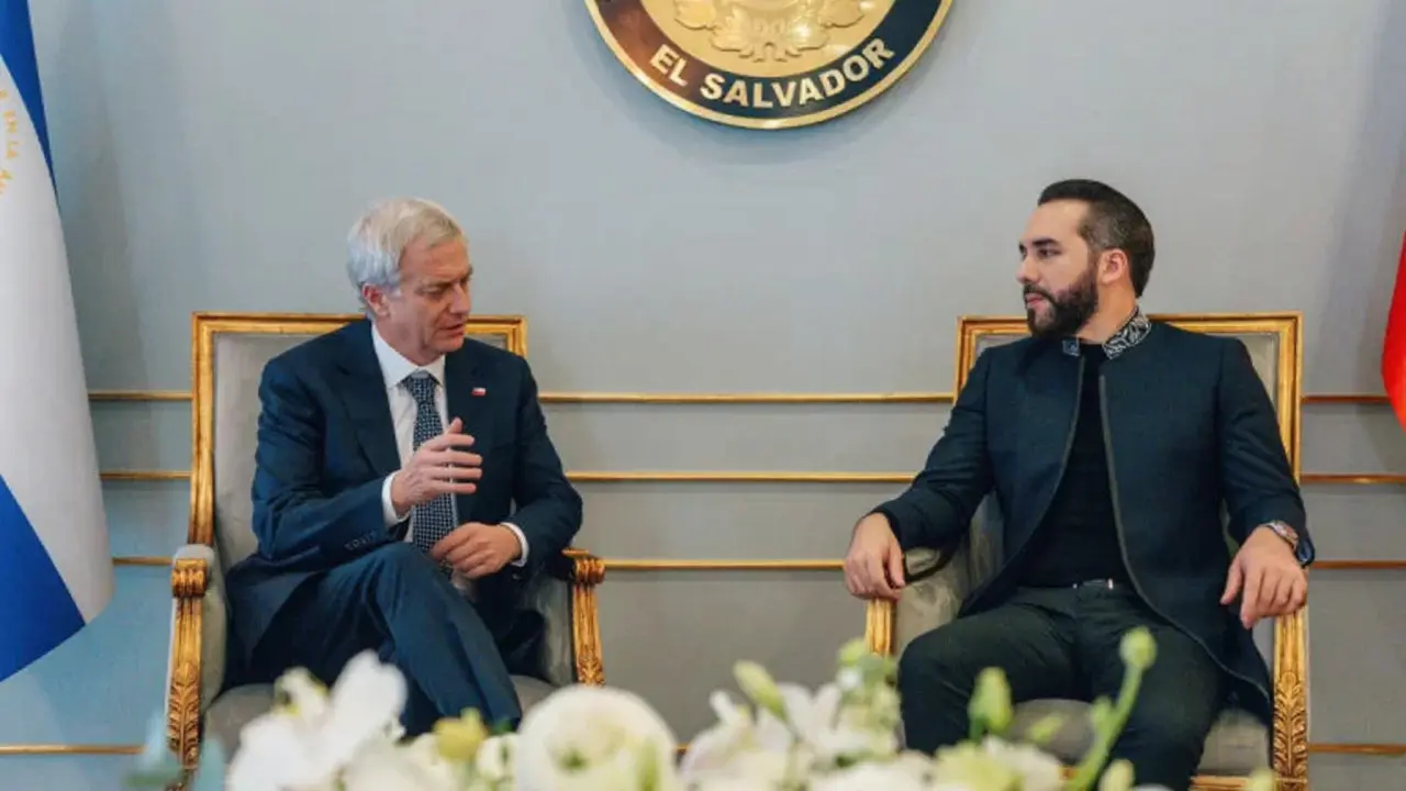 Cadem: 67% avala gira de Kast y 79% pide control migratorio más estricto